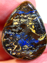 Laden Sie das Bild in den Galerie-Viewer, GEM Boulder Koroit Matrix Opal Nuss sensationelles Muster mit Vorschau VIDEO für Handschmeichler-Anhänger-Sammler-Vitrine