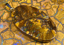 Laden Sie das Bild in den Galerie-Viewer, 23 cts GEM Boulder Opal mit 333 Gold Ă–se - Repps-Opal