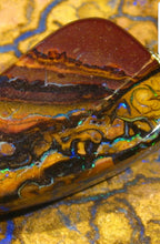 Laden Sie das Bild in den Galerie-Viewer, 25 cts GEM Boulder Opal mit 333 Gold Ă–se DOPPELSEITIG - Repps-Opal