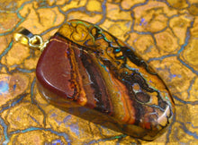 Laden Sie das Bild in den Galerie-Viewer, 25 cts GEM Boulder Opal mit 333 Gold Ă–se DOPPELSEITIG - Repps-Opal