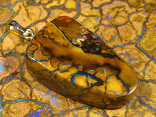 Laden Sie das Bild in den Galerie-Viewer, 25 cts GEM Boulder Opal mit 333 Gold Ă–se DOPPELSEITIG - Repps-Opal