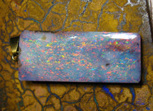 Laden Sie das Bild in den Galerie-Viewer, GEM Boulder Opal 37-cts mit 585 gold Ă–se - Repps-Opal