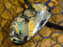 Laden Sie das Bild in den Galerie-Viewer, GEM Boulder Opal Anhänger A4 - Repps-Opal