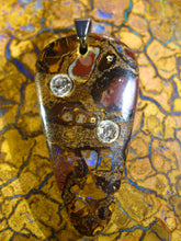 Laden Sie das Bild in den Galerie-Viewer, Boulder Matrix Opal Anhänger mit 2 Swarovski Kristallen A13 - Repps-Opal