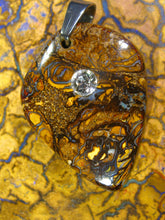 Laden Sie das Bild in den Galerie-Viewer, Boulder Matrix Opal Anhänger mit 1 Swarovski Kristallen A14 - Repps-Opal