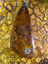 Laden Sie das Bild in den Galerie-Viewer, Boulder Matrix Opal Anhänger mit 1 Swarovski Kristallen A16 - Repps-Opal