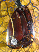 Laden Sie das Bild in den Galerie-Viewer, Boulder Matrix Opal Anhänger mit 1 Swarovski Kristallen A18 - Repps-Opal
