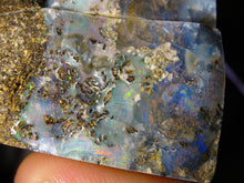 Laden Sie das Bild in den Galerie-Viewer, Boulder Opal Splitt mit vorschau VIDEO SAMMLER Vitrine