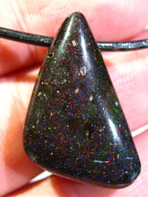 Laden Sie das Bild in den Galerie-Viewer, GEM Rarr selten exklusiv Black Boulder Opal Anhänger aus Honduras VORSCHAU Video Traumhaftes Feuer