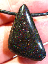 Laden Sie das Bild in den Galerie-Viewer, GEM Rarr selten exklusiv Black Boulder Opal Anhänger aus Honduras VORSCHAU Video Traumhaftes Feuer