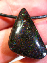 Laden Sie das Bild in den Galerie-Viewer, GEM Rarr selten exklusiv Black Boulder Opal Anhänger aus Honduras VORSCHAU Video Traumhaftes Feuer