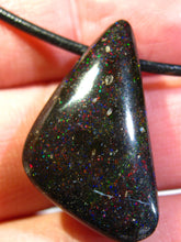 Laden Sie das Bild in den Galerie-Viewer, GEM Rarr selten exklusiv Black Boulder Opal Anhänger aus Honduras VORSCHAU Video Traumhaftes Feuer