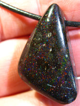Laden Sie das Bild in den Galerie-Viewer, GEM Rarr selten exklusiv Black Boulder Opal Anhänger aus Honduras VORSCHAU Video Traumhaftes Feuer