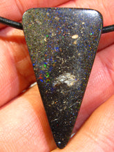 Laden Sie das Bild in den Galerie-Viewer, GEM Rarr selten exklusiv Black Boulder Opal Anhänger aus Honduras VORSCHAU Video Traumhaftes Feuer