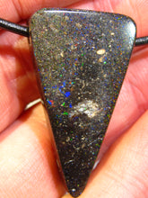 Laden Sie das Bild in den Galerie-Viewer, GEM Rarr selten exklusiv Black Boulder Opal Anhänger aus Honduras VORSCHAU Video Traumhaftes Feuer