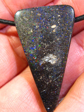 Laden Sie das Bild in den Galerie-Viewer, GEM Rarr selten exklusiv Black Boulder Opal Anhänger aus Honduras VORSCHAU Video Traumhaftes Feuer
