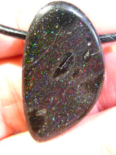 Laden Sie das Bild in den Galerie-Viewer, GEM Rarr selten exklusiv Black Boulder Opal Anhänger aus Honduras VORSCHAU Video Traumhaftes Feuer