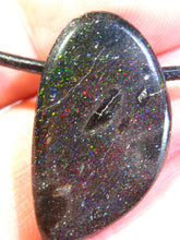 Laden Sie das Bild in den Galerie-Viewer, GEM Rarr selten exklusiv Black Boulder Opal Anhänger aus Honduras VORSCHAU Video Traumhaftes Feuer