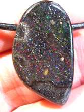Laden Sie das Bild in den Galerie-Viewer, GEM Rarr selten exklusiv Black Boulder Opal Anhänger aus Honduras VORSCHAU Video Traumhaftes Feuer