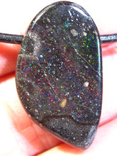 Laden Sie das Bild in den Galerie-Viewer, GEM Rarr selten exklusiv Black Boulder Opal Anhänger aus Honduras VORSCHAU Video Traumhaftes Feuer