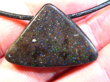 Laden Sie das Bild in den Galerie-Viewer, GEM Rarr selten exklusiv Black Boulder Opal Anhänger aus Honduras VORSCHAU Video Traumhaftes Feuer