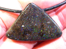 Laden Sie das Bild in den Galerie-Viewer, GEM Rarr selten exklusiv Black Boulder Opal Anhänger aus Honduras VORSCHAU Video Traumhaftes Feuer