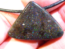 Laden Sie das Bild in den Galerie-Viewer, GEM Rarr selten exklusiv Black Boulder Opal Anhänger aus Honduras VORSCHAU Video Traumhaftes Feuer
