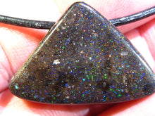 Laden Sie das Bild in den Galerie-Viewer, GEM Rarr selten exklusiv Black Boulder Opal Anhänger aus Honduras VORSCHAU Video Traumhaftes Feuer