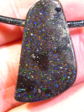 Laden Sie das Bild in den Galerie-Viewer, GEM Rarr selten exklusiv Black Boulder Opal Anhänger aus Honduras VORSCHAU Video Traumhaftes Feuer