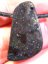 Laden Sie das Bild in den Galerie-Viewer, GEM Rarr selten exklusiv Black Boulder Opal Anhänger aus Honduras VORSCHAU Video Traumhaftes Feuer