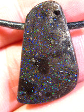 Laden Sie das Bild in den Galerie-Viewer, GEM Rarr selten exklusiv Black Boulder Opal Anhänger aus Honduras VORSCHAU Video Traumhaftes Feuer