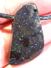 Laden Sie das Bild in den Galerie-Viewer, GEM Rarr selten exklusiv Black Boulder Opal Anhänger aus Honduras VORSCHAU Video Traumhaftes Feuer
