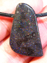 Laden Sie das Bild in den Galerie-Viewer, GEM Rarr selten exklusiv Black Boulder Opal Anhänger aus Honduras VORSCHAU Video Traumhaftes Feuer