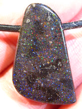 Laden Sie das Bild in den Galerie-Viewer, GEM Rarr selten exklusiv Black Boulder Opal Anhänger aus Honduras VORSCHAU Video Traumhaftes Feuer