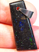 Laden Sie das Bild in den Galerie-Viewer, GEM Rarr selten exklusiv Black Boulder Opal Anhänger aus Honduras VORSCHAU Video Traumhaftes Feuer