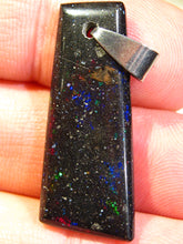 Laden Sie das Bild in den Galerie-Viewer, GEM Rarr selten exklusiv Black Boulder Opal Anhänger aus Honduras VORSCHAU Video Traumhaftes Feuer