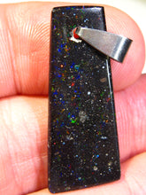 Laden Sie das Bild in den Galerie-Viewer, GEM Rarr selten exklusiv Black Boulder Opal Anhänger aus Honduras VORSCHAU Video Traumhaftes Feuer
