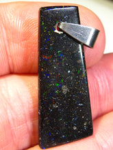Laden Sie das Bild in den Galerie-Viewer, GEM Rarr selten exklusiv Black Boulder Opal Anhänger aus Honduras VORSCHAU Video Traumhaftes Feuer