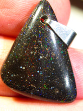 Laden Sie das Bild in den Galerie-Viewer, GEM Rarr selten exklusiv Black Boulder Opal Anhänger aus Honduras VORSCHAU Video Traumhaftes Feuer
