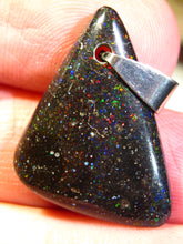 Laden Sie das Bild in den Galerie-Viewer, GEM Rarr selten exklusiv Black Boulder Opal Anhänger aus Honduras VORSCHAU Video Traumhaftes Feuer