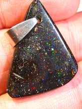 Laden Sie das Bild in den Galerie-Viewer, GEM Rarr selten exklusiv Black Boulder Opal Anhänger aus Honduras VORSCHAU Video Traumhaftes Feuer