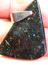 Laden Sie das Bild in den Galerie-Viewer, GEM Rarr selten exklusiv Black Boulder Opal Anhänger aus Honduras VORSCHAU Video Traumhaftes Feuer