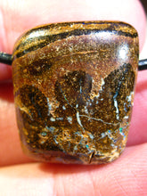 Laden Sie das Bild in den Galerie-Viewer, GEM Boulder Nuss Opal Anhänger aus Koroit VORSCHAU Video Traumhaftes Muster und Feuer