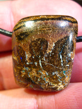 Laden Sie das Bild in den Galerie-Viewer, GEM Boulder Nuss Opal Anhänger aus Koroit VORSCHAU Video Traumhaftes Muster und Feuer