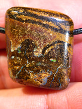 Laden Sie das Bild in den Galerie-Viewer, GEM Boulder Nuss Opal Anhänger aus Koroit VORSCHAU Video Traumhaftes Muster und Feuer
