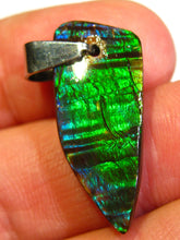 Laden Sie das Bild in den Galerie-Viewer, GEM RARR Ammolite Ammolith Anhänger mit Läderband "Der kleine grün-blaue-flashi" VORSCHAU VIDEO
