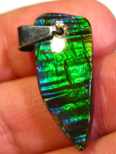Laden Sie das Bild in den Galerie-Viewer, GEM RARR Ammolite Ammolith Anhänger mit Läderband "Der kleine grün-blaue-flashi" VORSCHAU VIDEO