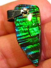 Laden Sie das Bild in den Galerie-Viewer, GEM RARR Ammolite Ammolith Anhänger mit Läderband "Der kleine grün-blaue-flashi" VORSCHAU VIDEO