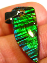 Laden Sie das Bild in den Galerie-Viewer, GEM RARR Ammolite Ammolith Anhänger mit Läderband "Der kleine grün-blaue-flashi" VORSCHAU VIDEO
