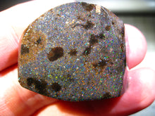 Laden Sie das Bild in den Galerie-Viewer, EXKULSIVER 92 cts HONDURAS RARR GEM MULTICOLOR Black Matrix in GEM Quality Roh Rough Opal mit VORSCHAU VIDEO